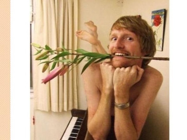 Awalnya mungkin pria ini ingin tampil romantis dengan bunga dan piano. Sayangnya kenyataan tidak menunjukkan demikian. Foto: acidcow