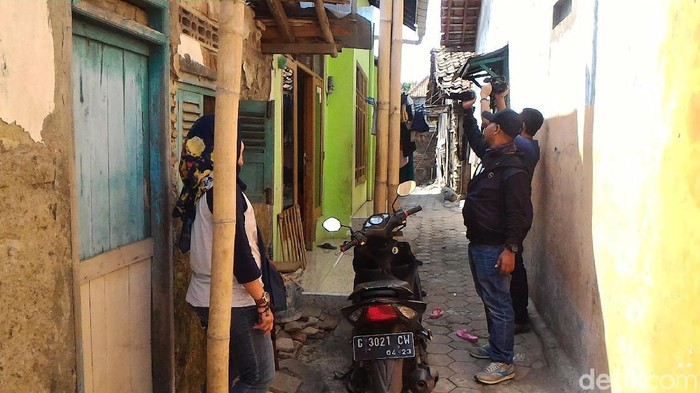 Geledah Rumah Waludi di Pemalang, Densus Sita Buku dan Motor