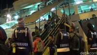 Pantauan detikTravel di lapangan, rombongan pertama yang membawa wisatawan tiba di pelabuhan Benoa Senin malam sekitar pukul 23.00 Wita (Nandhang/detikTravel)