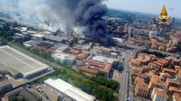 Tabrakan terjadi saat truk tanker itu menabrak bagian belakang sebuah truk yang sedang berhenti di tengah kemacetan lalu lintas. Foto: Italian Firefighters Press Office/Handout via REUTERS