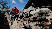 Kerusakan rumah terjadi di Lombok Utara. Kerusakan bangunan di Kecamatan Kayangan 80 persen, Kecamatan Gangga 65 persen, Kecamatan Tanjung 85 persen, dan Kecamatan Pamenang 55 persen. REUTERS/Beawiharta.