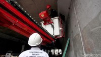 Seorang pekerja sedang memperbaiki lampu di underpass Tanah Abang, Jakarta.
