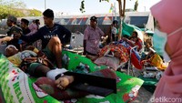 Para pasien dirawat di luar rumah sakit. REUTERS/Beawiharta.