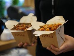 3 Anak Muda Jualan Ayam Saus Telur Asin Beromzet Miliaran