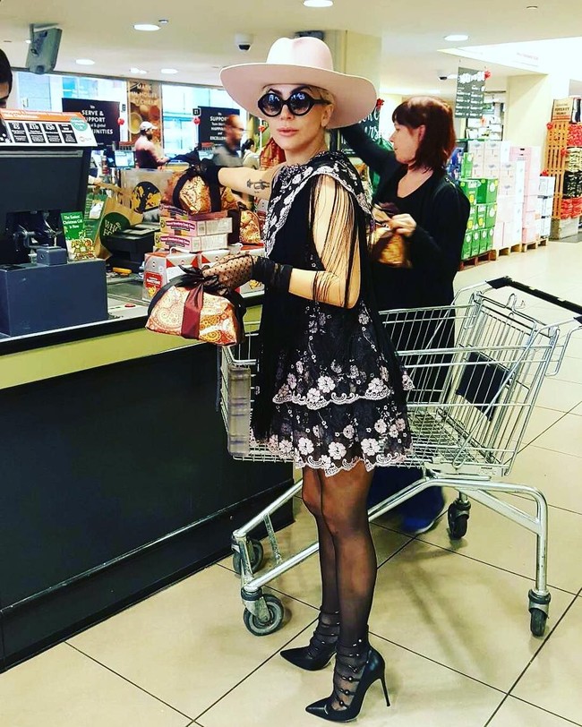 Lady Gaga dikenal dengan gaya glamor dan ekstravaganza. Tapi itu ternyata hanya untuk keperluan panggung dan publisitas. Sehari-harinya sang Mother Monster lebih suka memakai baju simpel yang beberapa dibeli dengan harga diskon. Kenapa orang-orang melihatku seolah aku gila ketika aku memakai kupon diskon di supermarket atau mencoba menawar harga? tulis Gaga di Twitter. Foto: Instagram @ladygaga