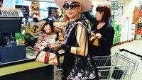 Belanja makanan dan camilan ke supermarket, Lady Gaga lebih suka melakukan semuanya sendiri dibandingkan menyuruha asisten atau pelayannya. Foto: Instagram @ladygaga