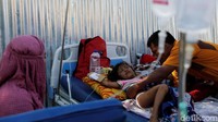 Seorang anak tengah menjalani perawatan. REUTERS/Beawiharta.
