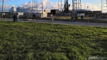 Satelit ini akan diterbangkan oleh roket Falcon 9 setinggi 70 meter dan beratnya 580 ton.  Foto: Fino Yurio Kristo/detikINET