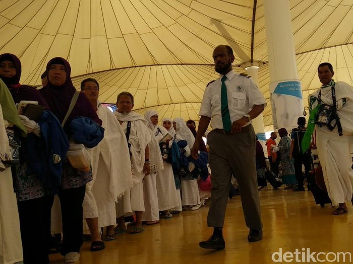 Ilustrasi petugas Arab Saudi mengawasi jemaah di Bandara Jeddah (Fajar-detik)