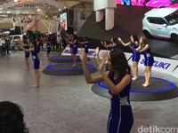 Aksi SPG Suzuki menari di booth Suzuki