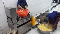 Anggaran makanan per kepala setiap pekerja sama, yakni Rp 18 ribu per sekali makan untuk 1 pekerja.