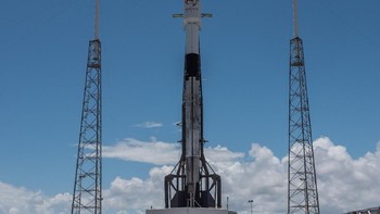 Penampakan roket Falcon 9 saat masih di landasan pacu Pad 40 di Cape Canaveral, Florida, Amerika Serikat. Foto: SpaceX