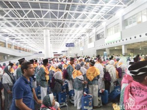 Kelamaan Tunggu Pria Berihram, Sejumlah Jemaah Perempuan Pingsan