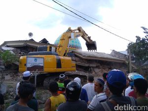 Ekskavator Dipakai untuk Cari Jemaah yang Tertimbun di Masjid Lombok