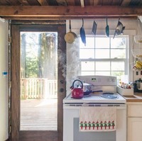 Dapur kecil tapi lengkap untuk keperluan memasak. Sambil masak, pengunjung bisa menikmati pemandangan hutan dari dalam. Foto: Dok. Airbnb