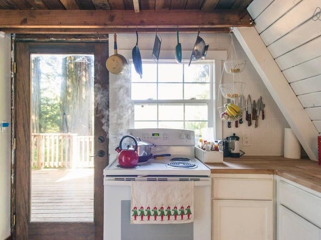 Dapur kecil tapi lengkap untuk keperluan memasak. Sambil masak, pengunjung bisa menikmati pemandangan hutan dari dalam. Foto: Dok. Airbnb