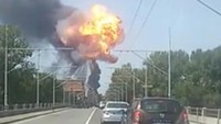 Truk tanker itu meledak setelah terbakar hebat dan memicu bola api raksasa ke udara. Asap pekat tak terhindarkan menyelimuti angkasa. Foto: Daniele Giovanardi/via REUTERS