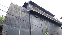 Tampak belakang studio musiknya pun bewarna gelap dan terlihat tinggi. Foto: Hanif Hawari/detikHOT