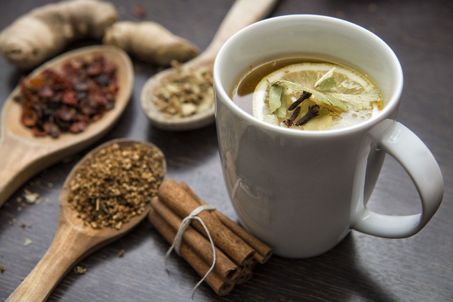Sakit Tengorokan? Racik 5 Minuman Herbal Ini untuk Mengatasinya