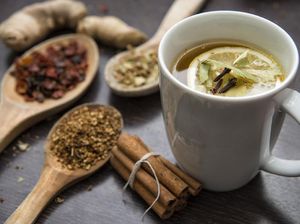 Sakit Tengorokan? Racik 5 Minuman Herbal Ini untuk Mengatasinya