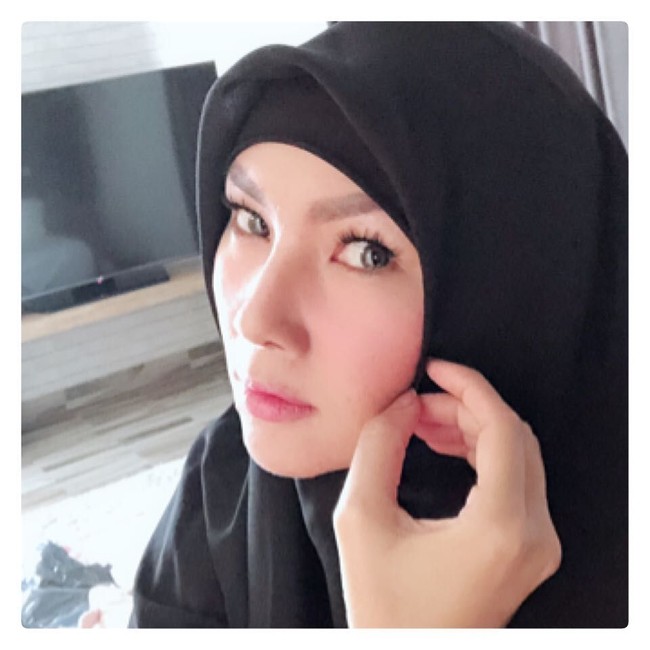 Kala itu ia mengunggah foto dirinya memakai hijab segi empat hitam. Gayanya yang sederhana memancarkan kacantikan Kalina. Netizen pun banyak yang terkagum melihat penampilannya yang berbeda. Foto: Instagram/Kalinaoctaranny