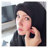 Kala itu ia mengunggah foto dirinya memakai hijab segi empat hitam. Gayanya yang sederhana memancarkan kacantikan Kalina. Netizen pun banyak yang terkagum melihat penampilannya yang berbeda. Foto: Instagram/Kalinaoctaranny