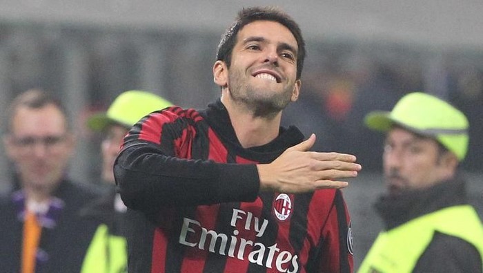 MILAN, ITALY - NOVEMBER 23:  Ricardo Kaka salute the crowd during the UEFA Europa League group D match between AC Milan and Austria Wien at Stadio Giuseppe Meazza on November 23, 2017 in Milan, Italy.  (Photo by Marco Luzzani/Getty Images)