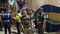Sebelumnya, para wisatawan ini menyelamatkan diri dan tinggal di atas bukit sembari menunggu proses evakuasi di Gili Trawangan, Lombok (Nandhang/detikTravel)