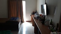 Untuk fasilitas kamar terdapat 1 kamar mandi, televisi dan pengkondisi udara (AC). 