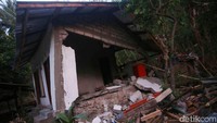 Tembok rumah ambruk tak kuat menahan guncangan gempa.