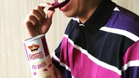 Pemilik nama lengkap Rayi Putra Rahardjo ini juga suka ngemil lho. Lihat gaya konyolnya ketika ngenil keripik kentang. Foto: instagram @rayiputra26