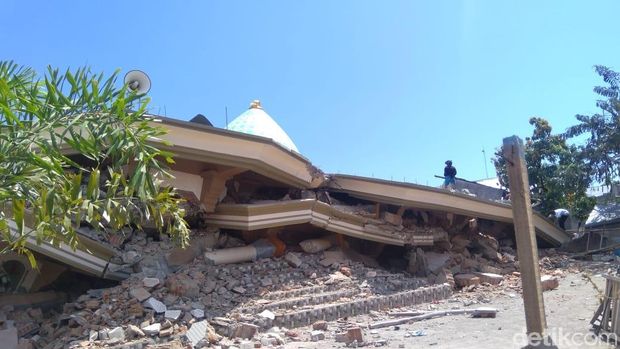 Kondisi masjid yang roboh akibat gempa