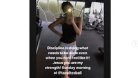 Saat sedang berpergian pun ia masih sempat untuk berolahraga di gym hotel. (Foto: Instagram/ditasoedarjo)