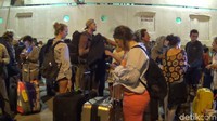 2 kapal evakuasi tersebut dari PT Pelni yakni kapal penumpang Binaiya dan milik swasta, Bounty Cruise. Perjalanan dari Gili Trawangan ke Pelabuhan Benoa berlangsung selama 5 jam (Nandhang/detikTravel)