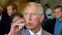 Pangeran Charles sangat menyukai minuman Laphroaig malt. Bahkan, sang Pangeran memiliki edisi khusus wiski Highgrove dari Islay yang dijual di Gloucestershire, tokonya sendiri. Foto: Istimewa