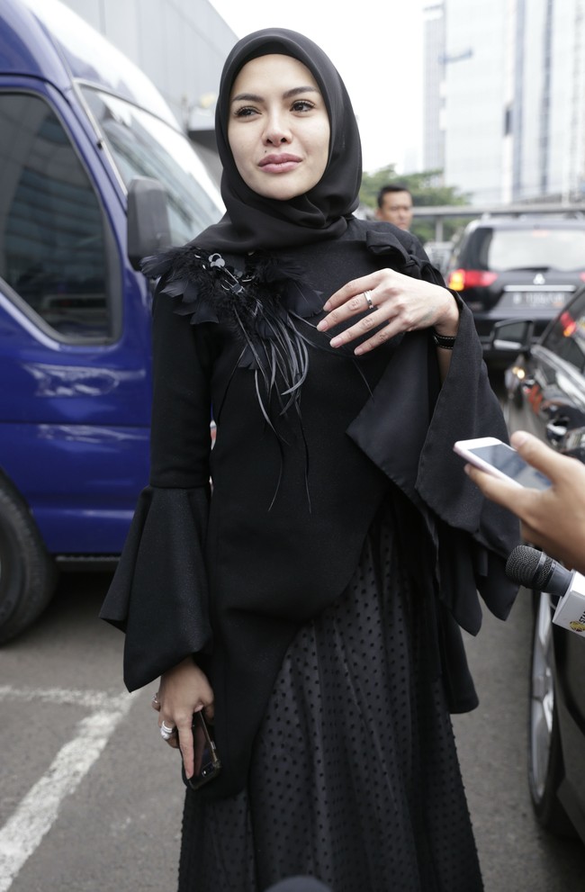Kabar perceraiannya dari Dipo Latief kembali membuat Niki jadi pusat perhatian. Kala itu, ia sering tampil kasual dan sederhana memakai blouse dan hijab segi empat. Foto: Palevi S/detikHOT