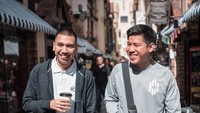 Kali ini Rayi asyik jalan santai bersama Nino. Lagi-lagi ia membawa kopinya. Sementara Nino tak menikmati minuman apapun. Mereka terlihat kompak meskipun sedang tidak manggung. Foto: instagram @rayiputra26