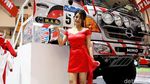 Senyuman Manis Para SPG Mobil Besar