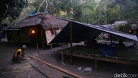 Sebagian warga masih tinggal di tenda darurat karena rumahnya hancur.