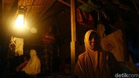 Warga terpaksa menggunakan lampu teplok karena listrik padam akibat gempa.