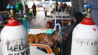 Seorang pasien dirawat dengan bantuan alat bantu pernapasan.