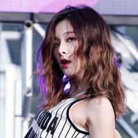 Hidung Seulgi disebut lebih mancung dan kecil ketimbang sebelum debut. Ia juga membuat giginya lebih rata. Foto: istimewa