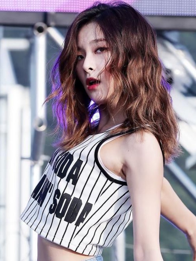 Hidung Seulgi disebut lebih mancung dan kecil ketimbang sebelum debut. Ia juga membuat giginya lebih rata. Foto: istimewa