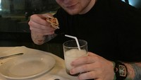  Chicken parm, tulisnya. Wah, makan ayam bareng siapa ya ia kala itu? Foto: Instagram teddysphotos