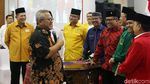 Gaya Kompak Koalisi Jokowi: Sneakers, Kaus Putih, hingga Peci