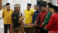 Peci itu dipadukan para sekjen dengan seragam parpol masing-masing (Foto: Ari Saputra)