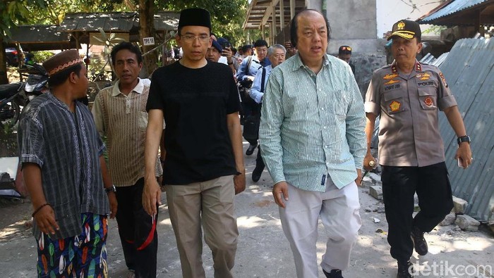 Tahir Foundation Bantu Korban Gempa Lombok

Founder dari Tahir Foundation Datu Sri Tahir didampingi Gubernur NTB Tuan Guru Bajang (TGB) Zainul Majdi dan Kapolda NTB Brigjen Rachmat Juri melihat langsung kondisi terkini di desa Telaga Waran, Dusun Kombol Madani, Lombok Utara, Nusa Tenggara Barat, Selasa (7/8/2018). Tahir Foundation memberikan bantuan untuk para korban gempa Lombok untuk mendirikan kembali sebanyak 1.500 rumah atau jika dirupiahkan sebesar Rp. 40 Miliar. Grandyos Zafna/detikcom