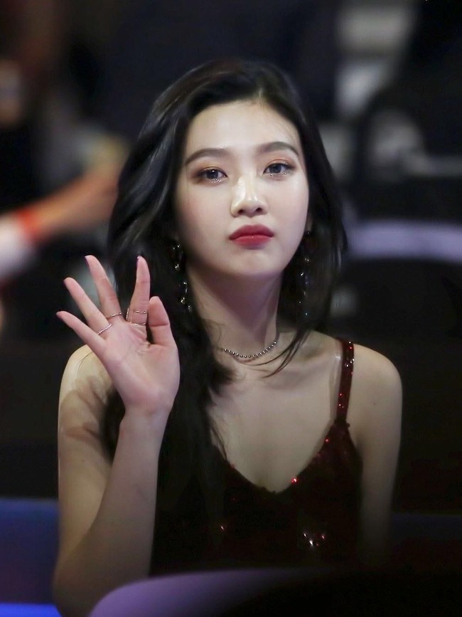 Setelah debut, tubuh Joy jauh lebih ramping. Banyak spekulasi yang menyebutkan kalau pemilik nama asli Park Soo-yeong ini telah melakukan operasi kelopak mata, hidung, dan operasi rahang agar wajahnya berbentuk V-shape. Foto: istimewa