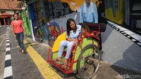 Beberapa mural yang ditampilkan di sana pun merupakan mural interaktif seperti instalasi becak yang dipadukan dengan lukisan penarik becak, sehingga orang yang duduk di atas becak tampak sedang diantar oleh tukang becak.