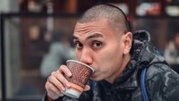 Sluuurp! Pria yang selalu tampil dengan kepala plontos ini lagi asyik menikmati segelas kopi. Foto: instagram @rayiputra26